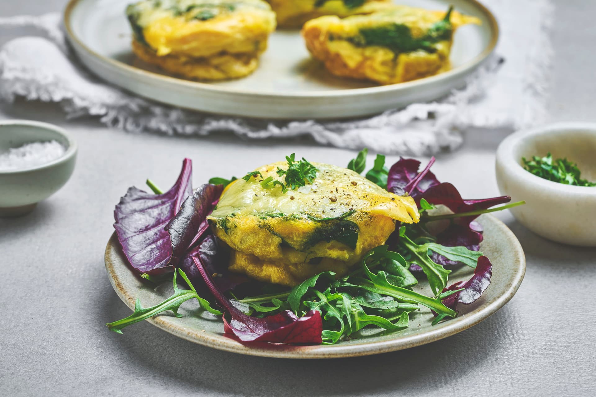 Eggemuffins med ost, spinat og paprika