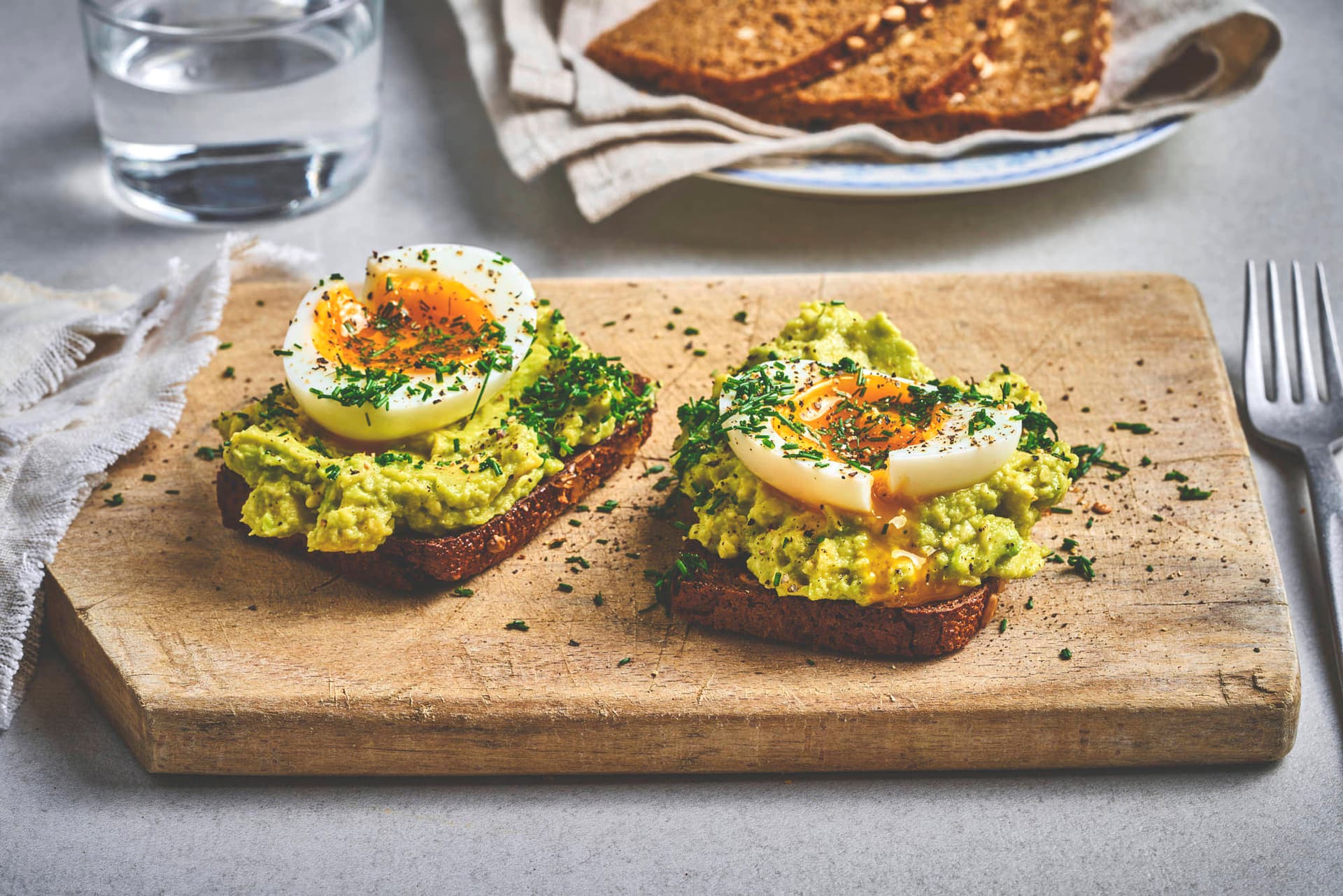 Rugbrød med avokado og egg i airfryer