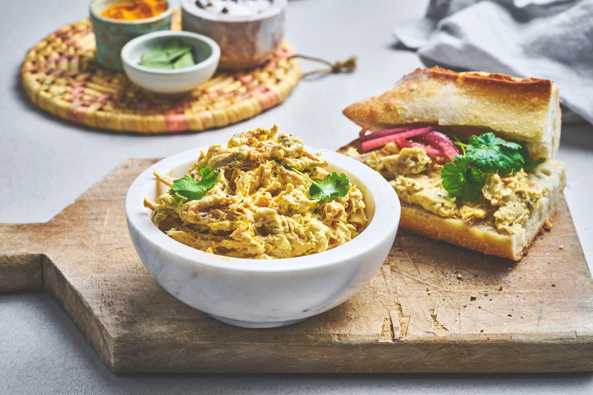 Kremet kyllingsalat med curry og cottage cheese