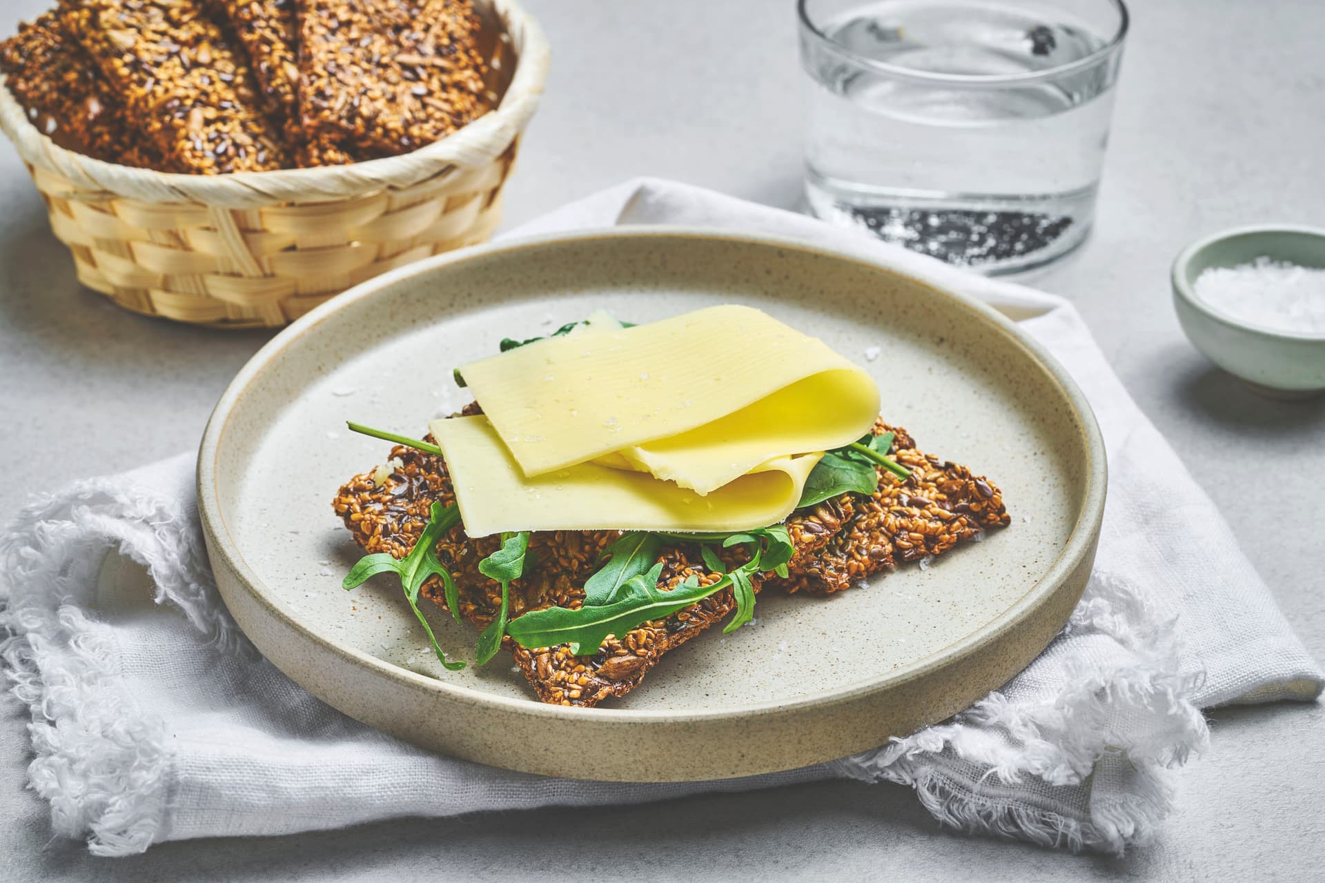 Knekkebrød med salat og ost