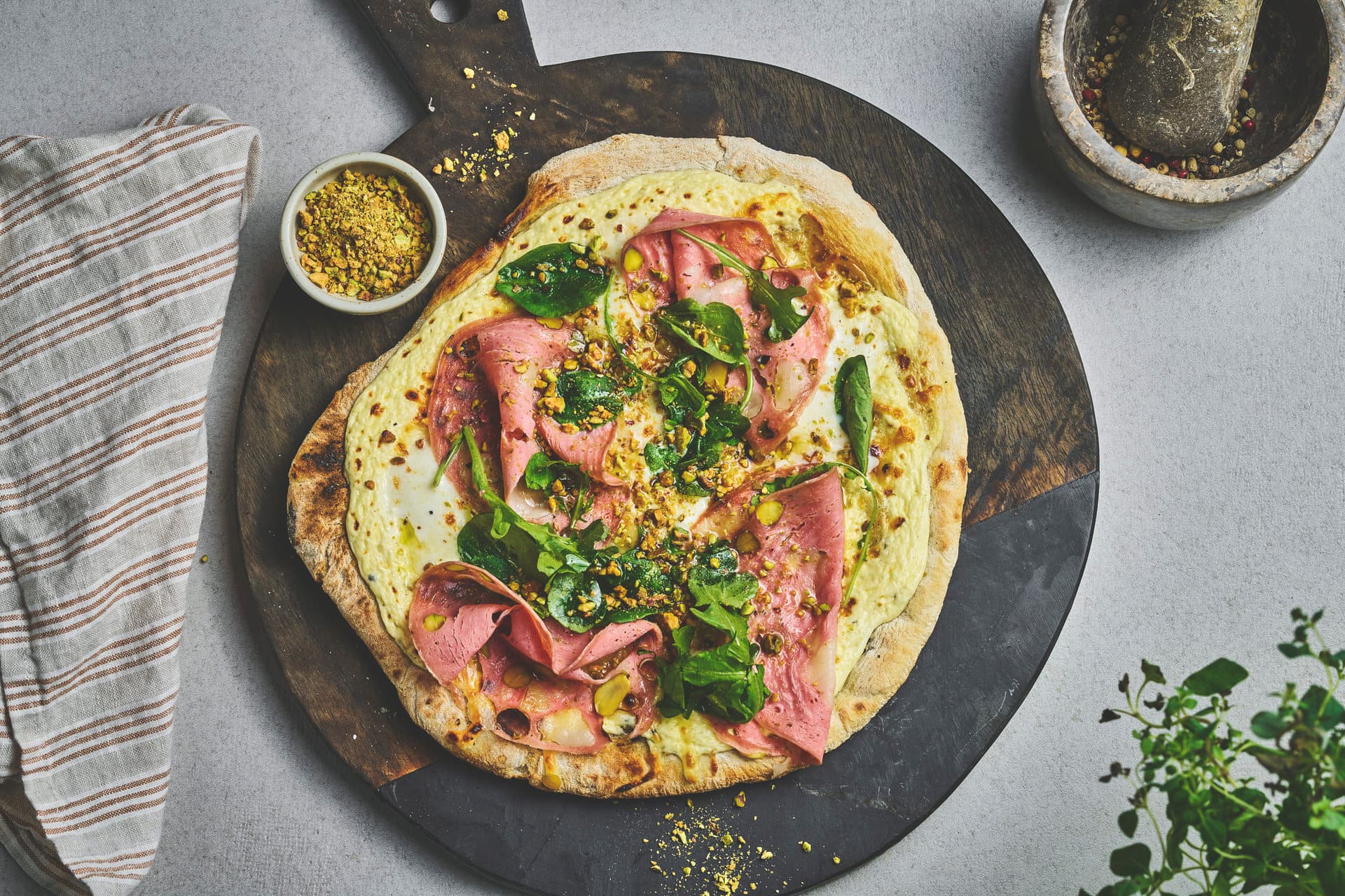 Pizza med mortadella og pistasj