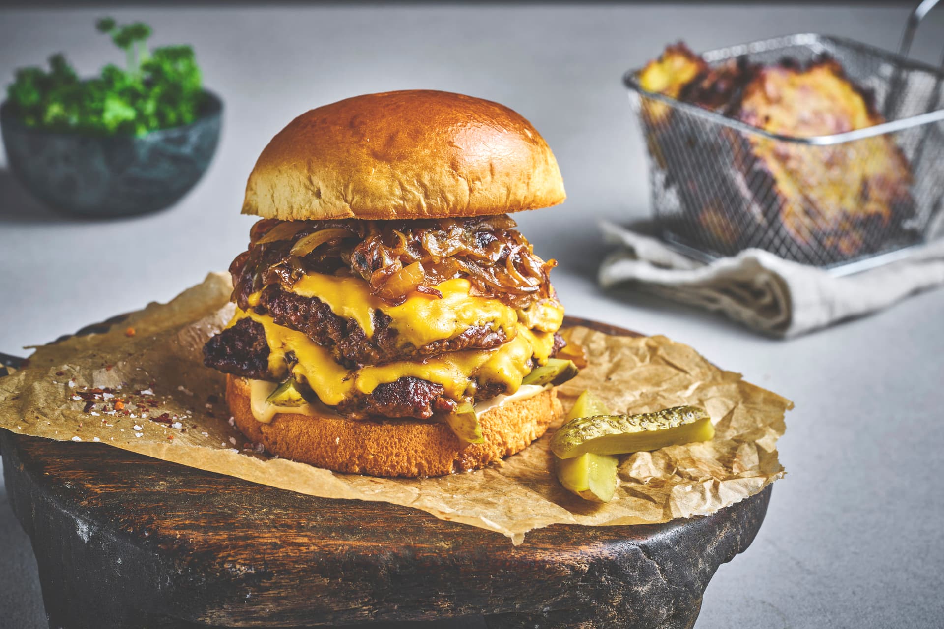 Smash burger med ost og karamellisert løk