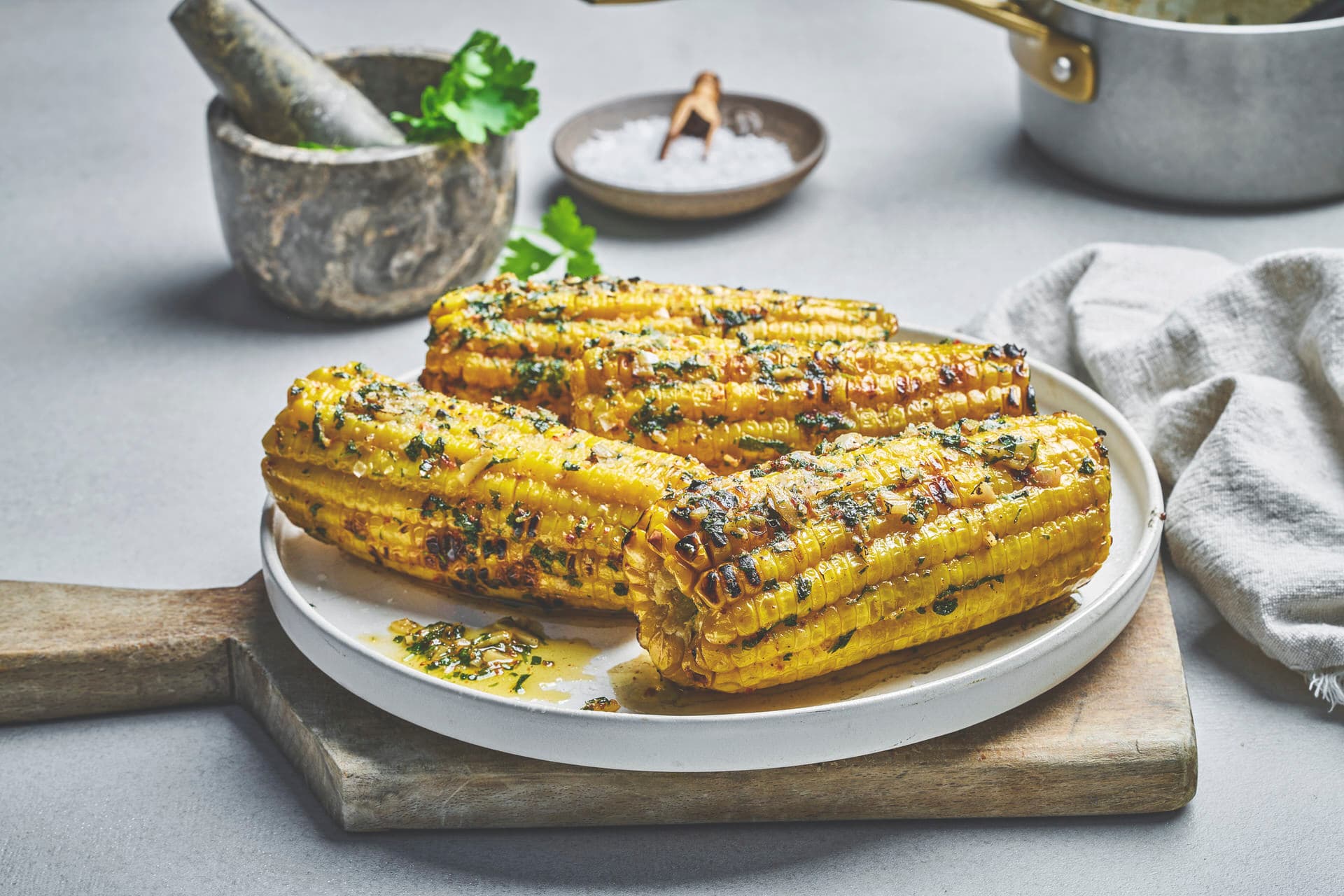 Grillet mais med urtesmør
