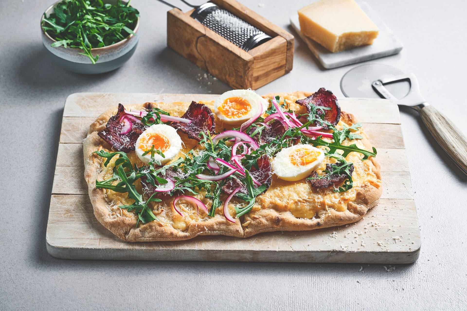Pinsa med egg og bacon